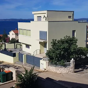  Apartment Yellow Cube